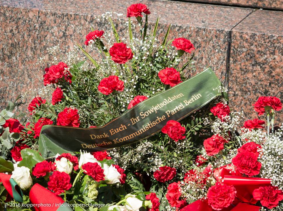 Gebinde der DKP Berlin am Sowjetischen Ehrenmal im Treptower Park