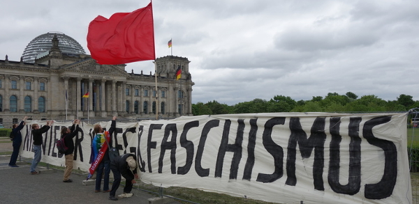 Rote Fahnen vor dem Reichstag