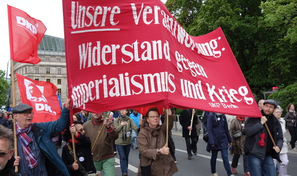DKP bei der Friedensdemonstration am 10. Mai in Berlin